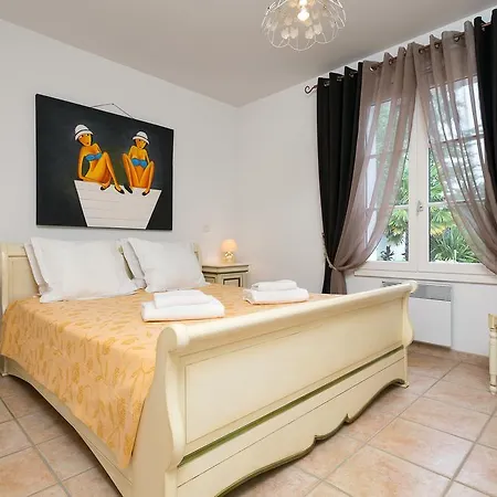 Madame Le Domaine De Vertmarines