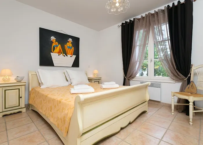 Madame Le Domaine De Vertmarines